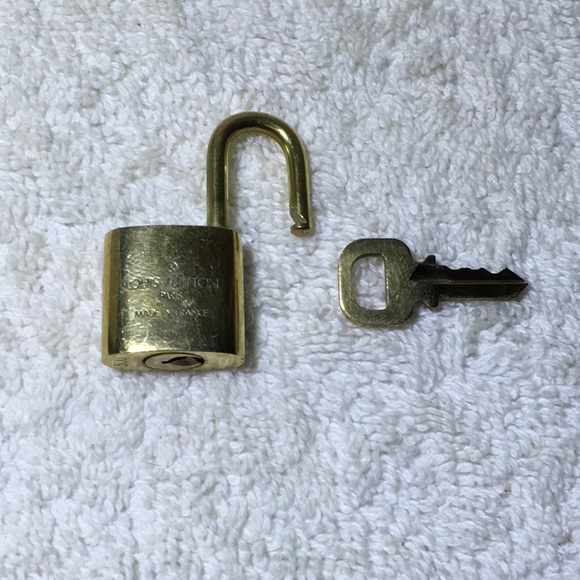 Louis Vuitton Brass '300' Padlock in Goldtone with Goldtone Key— - Picture 7 of 7